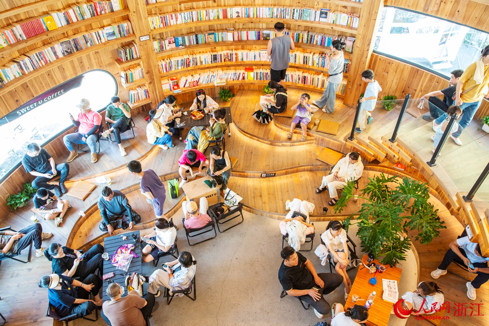 10月7日，浙江省溫州市蒼南縣金鄉鎮石砰碼頭，由擁有數十年歷史的老油庫改造而成的咖啡館內，游客們喝咖啡、品書香、賞海景，盡享假日休閑時光。人民網記者 葉賓得攝