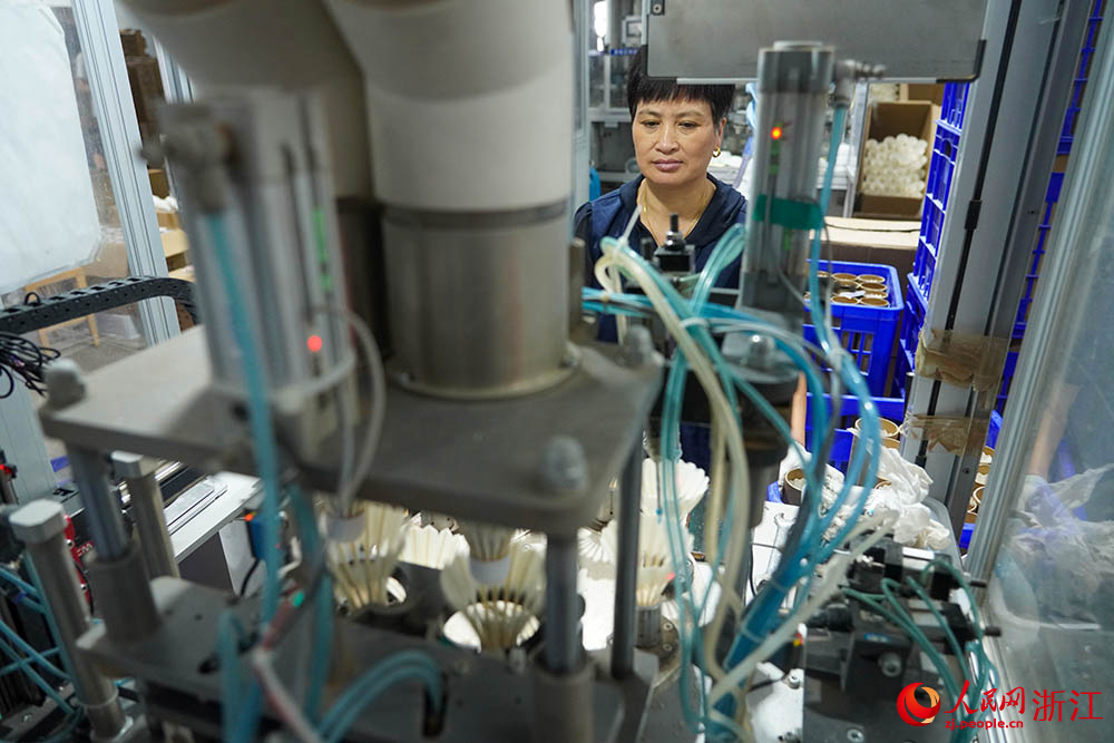 工人正趕制由麻鴨羽毛加工而成的羽毛球。人民網 章勇濤攝