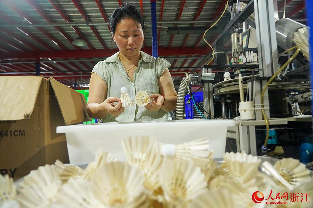 工人正趕制由麻鴨羽毛加工而成的羽毛球。人民網 章勇濤攝