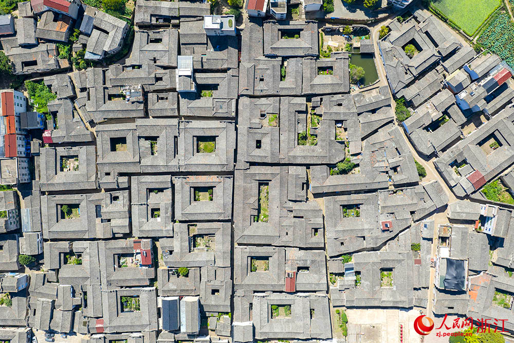 空中俯瞰浙江省縉云縣河陽古民居景區。人民網 章勇濤攝