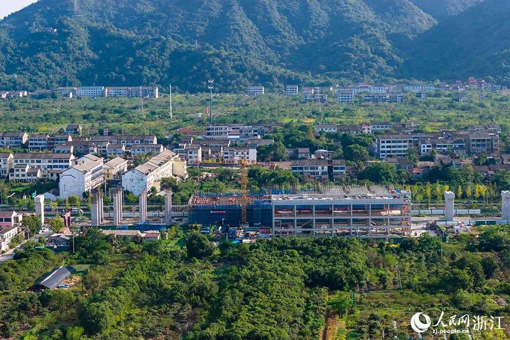 在浙江臺州市域鐵路S2線黃巖段施工現場，工人正在有序施工。人民網 章勇濤攝