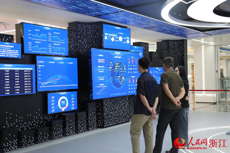 義烏全球貿易中心內的數字貿易服務中心。人民網 方彭依夢攝