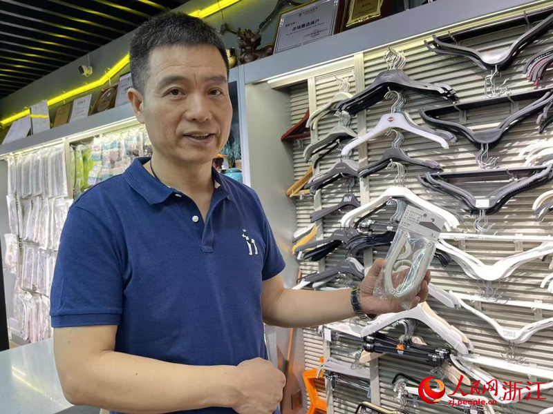 黃洪鳴展示自主設計的折疊衣架。人民網記者 王麗瑋攝