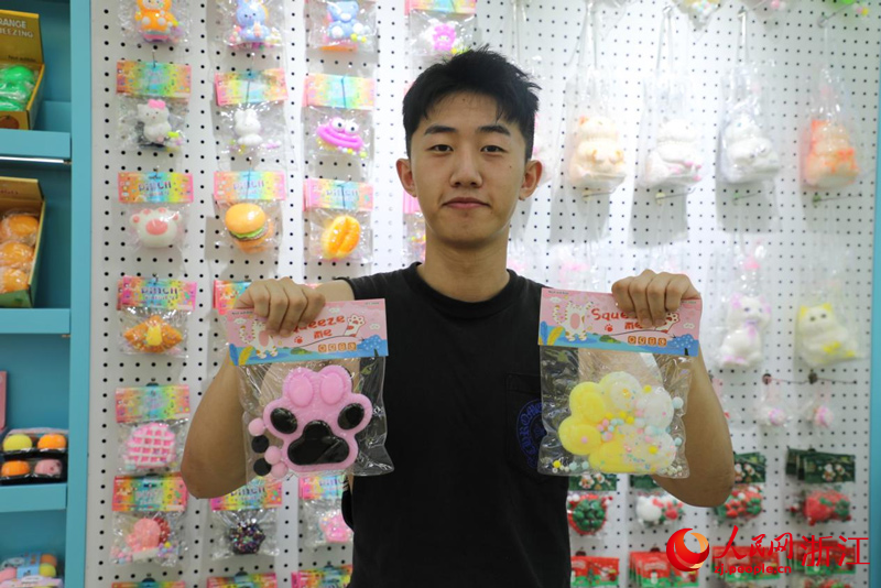 00后“創二代”吳飛洋展示爆款商品。人民網 方彭依夢攝