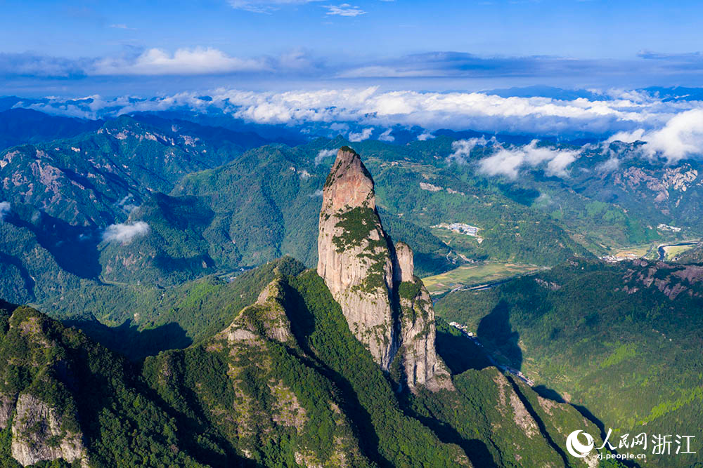 10月15日，浙江省臺州市仙居縣神仙居景區云霧繚繞。人民網 章勇濤攝