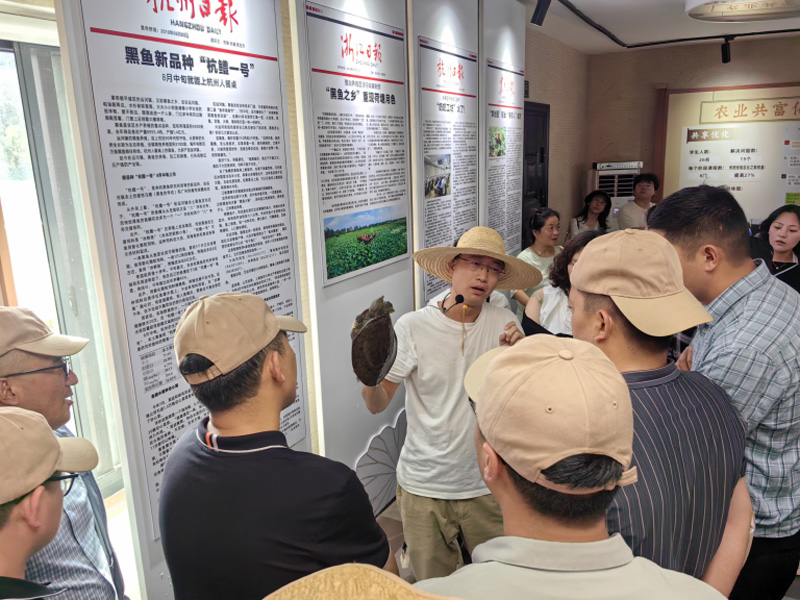 交流團在講解員帶領下了解高效生態農業。西湖區幫扶九龍工作組供圖