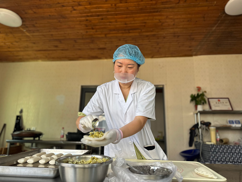 主理人陳月波正在制作年糕餃。九龍湖鎮供圖