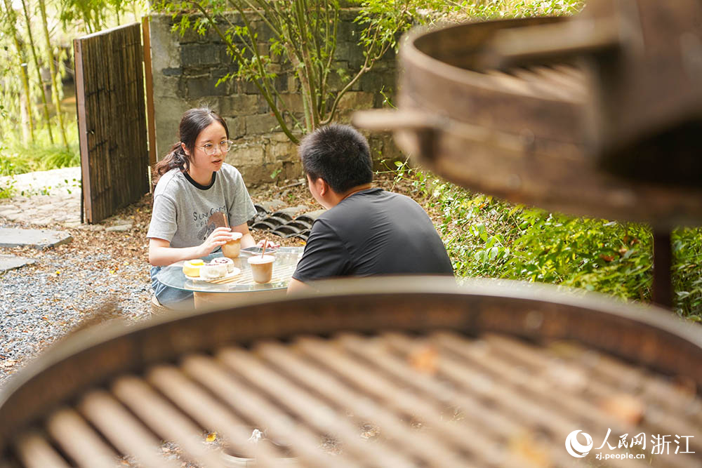 近日，浙江省臺州市黃巖區嶼頭鄉一咖啡店庭院里，古樸蒸籠與現磨咖啡相映成趣，市民在麥香與咖香中品味鄉村慢生活。人民網 章勇濤攝