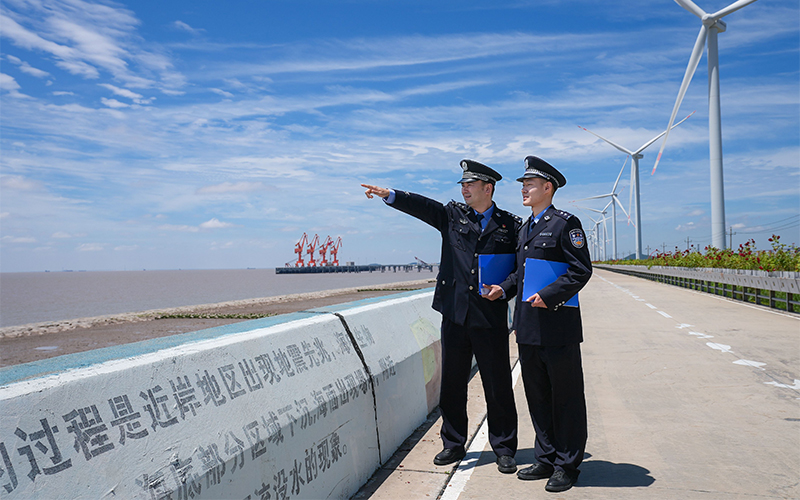 公安民警在海岸邊走訪檢查。張范攝