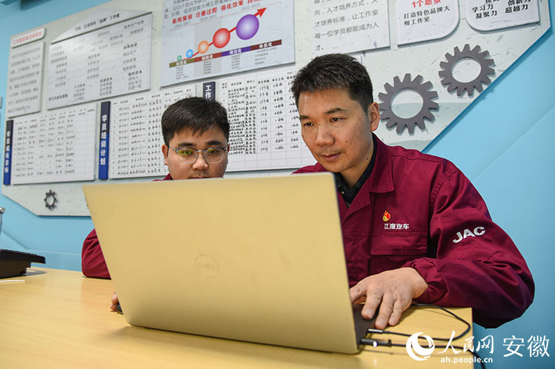 盛保柱和徒弟一起研究設備方案。人民網記者 李希蒙攝