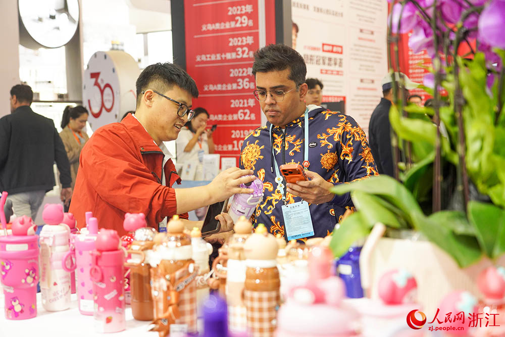 10月21日，在第31屆中國義烏國際小商品博覽會—出口商品展上，外商在洽談業務。人民網 章勇濤攝