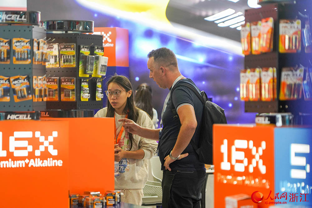 10月21日，在第31屆中國義烏國際小商品博覽會—出口商品展上，外商在洽談業務。人民網 章勇濤攝