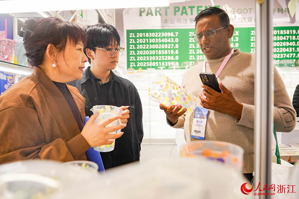 10月21日，在第31屆中國義烏國際小商品博覽會—出口商品展上，外商在洽談業務。人民網 章勇濤攝