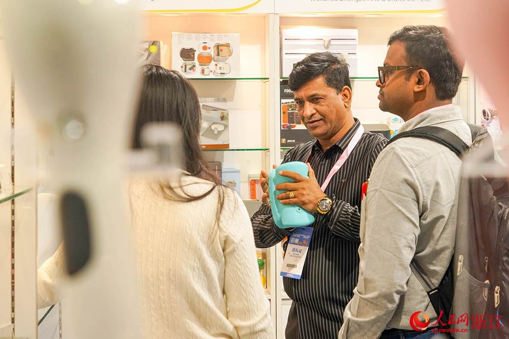 10月21日，在第31屆中國義烏國際小商品博覽會—出口商品展上，外商在洽談業務。人民網 章勇濤攝