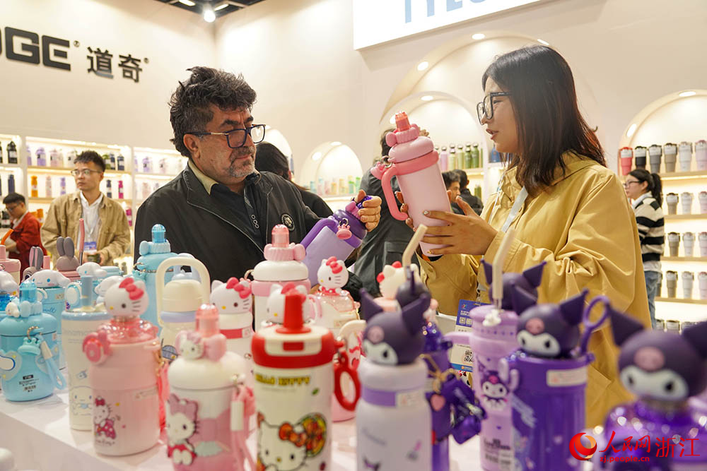 10月21日，在第31屆中國義烏國際小商品博覽會—出口商品展上，外商在洽談業務。人民網 章勇濤攝