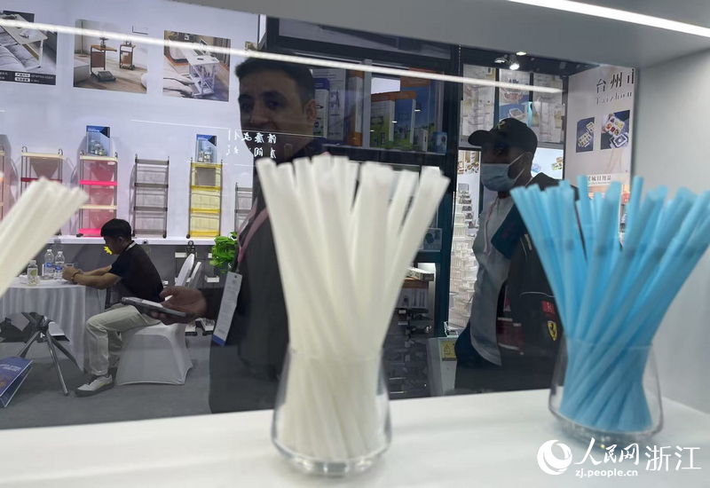 雙童新開發的可降解吸管。人民網記者 王麗瑋攝