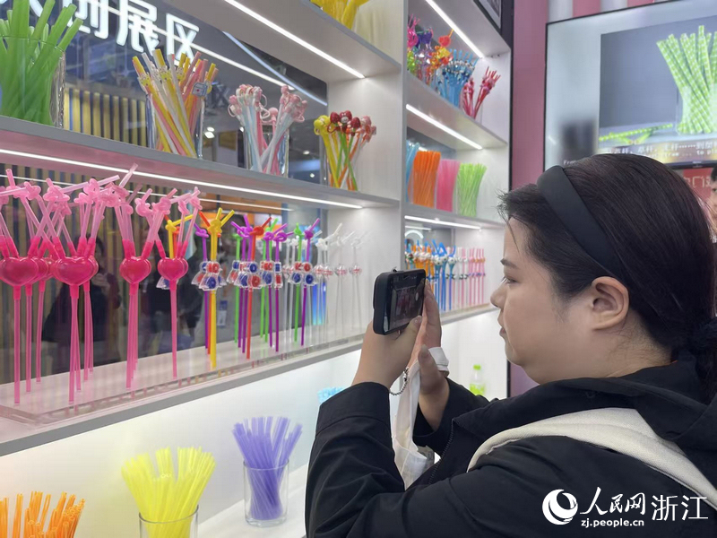 一名客商正在拍攝雙童的創意吸管產品。人民網記者 王麗瑋攝