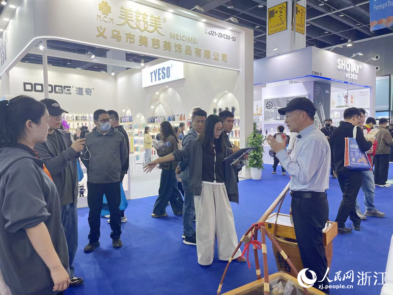 樓仲平正在拍攝短視頻。人民網記者 王麗瑋攝