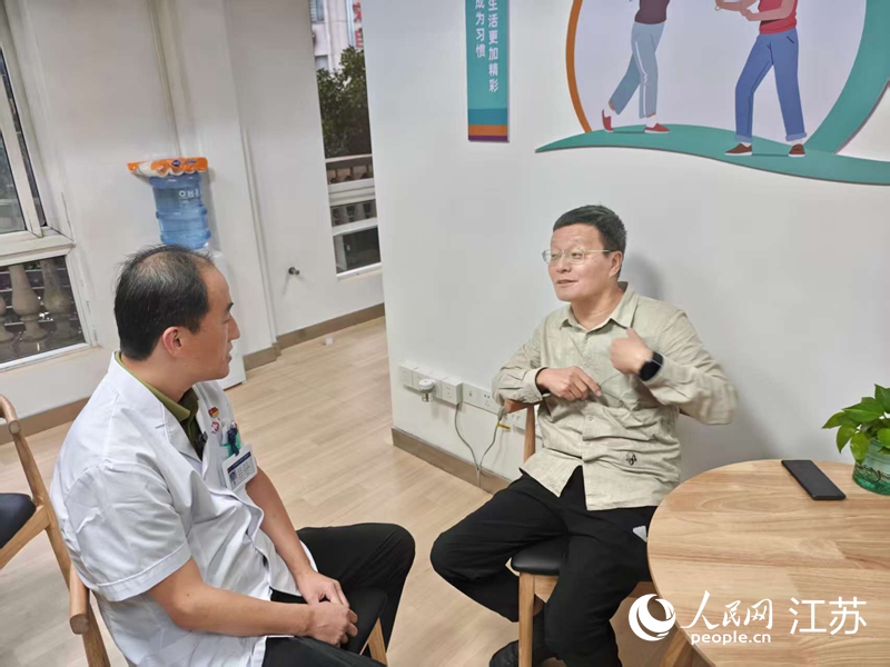 蔡峰詢問程鴻遠康復情況。人民網 李欣陽攝