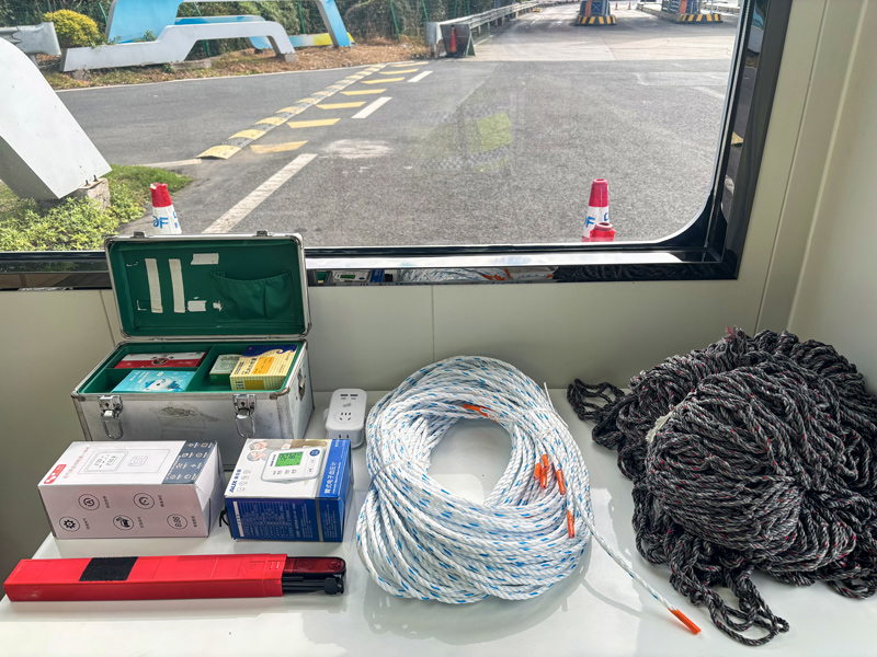 “智在亭”里，急救箱、手機快充站、輪胎充氣泵等物資一應俱全。浙高運供圖