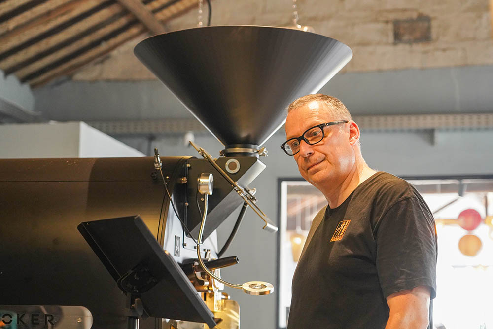 弗蘭克在彌漫著咖啡醇香的工坊里，熟練地操作著烘豆機。