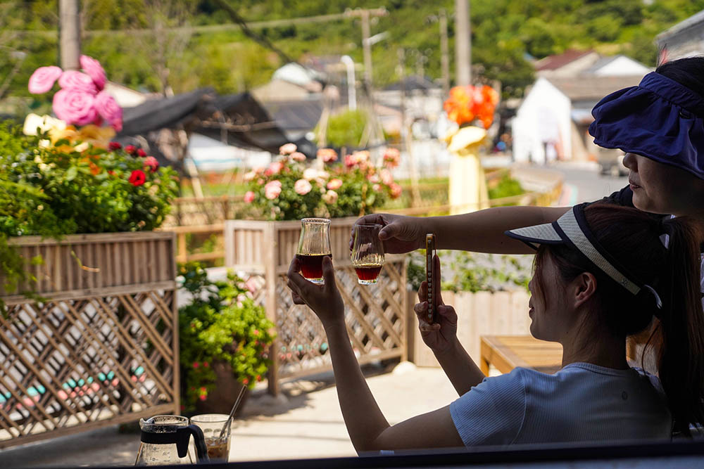 弗蘭克精心打磨的咖啡，在鏡頭下流轉著獨特光澤，成為游客必拍的風景。