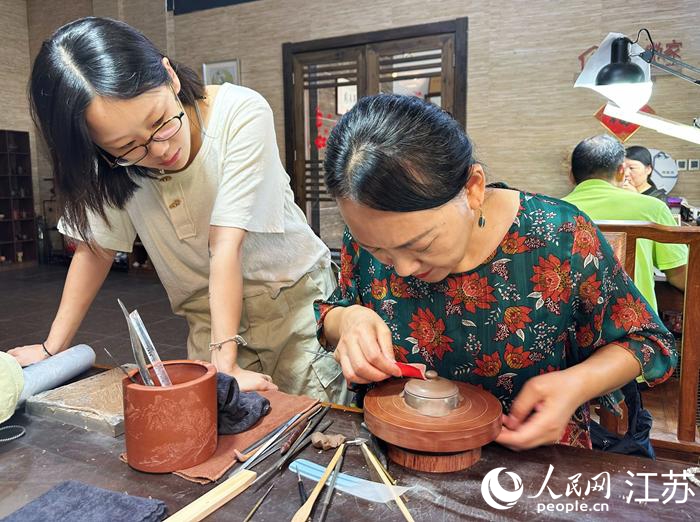 周菊英向年輕人傳授紫砂技藝。人民網記者 周夢嬌攝