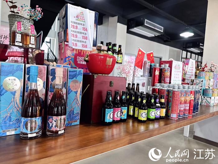 美棲村琳瑯滿目的玫瑰產品。人民網記者 周夢嬌攝