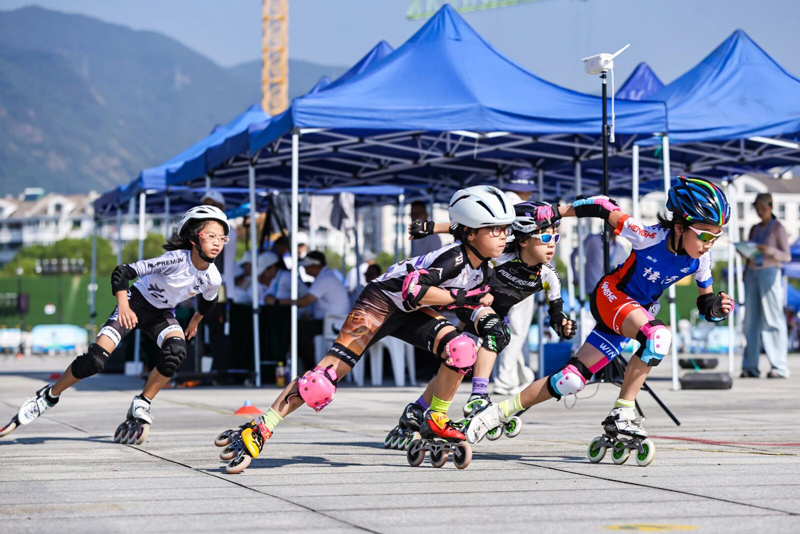 天臺山大瀑布前，槳板瑜伽選手分列水面，身體后仰如滿弓，與飛瀑構成力與美的對話。