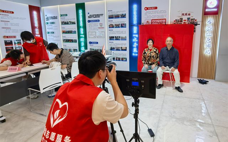 “香溢”志愿者為老年人拍攝照片。舟山市煙草專賣局供圖