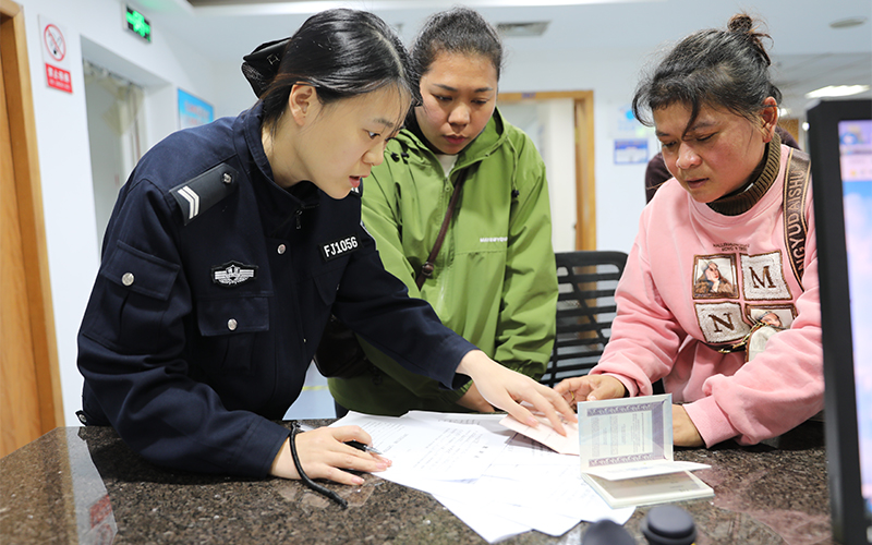 公安工作人員引導外籍人員填寫簽證資料。胡昌清攝