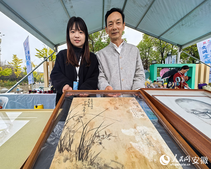 國家級非遺代表性傳承人孟永國（右）帶著溫州發繡參展。人民網記者 汪瑞華攝