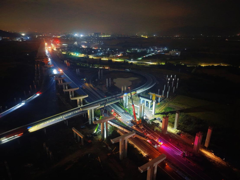 鄞奉高架橋上跨沈海高速主線架梁施工現場。朱利娟攝