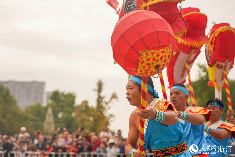 11月8日，麗水攝影節開幕式現場，豐富多樣的非遺展演活動正在進行。人民網 章勇濤攝