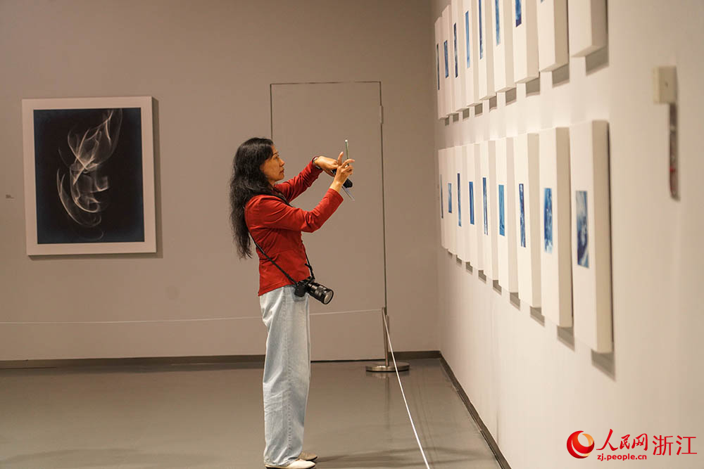 觀眾在浙江麗水攝影文化中心觀看德國藝術家托馬斯·魯夫的個人作品展。人民網 章勇濤攝