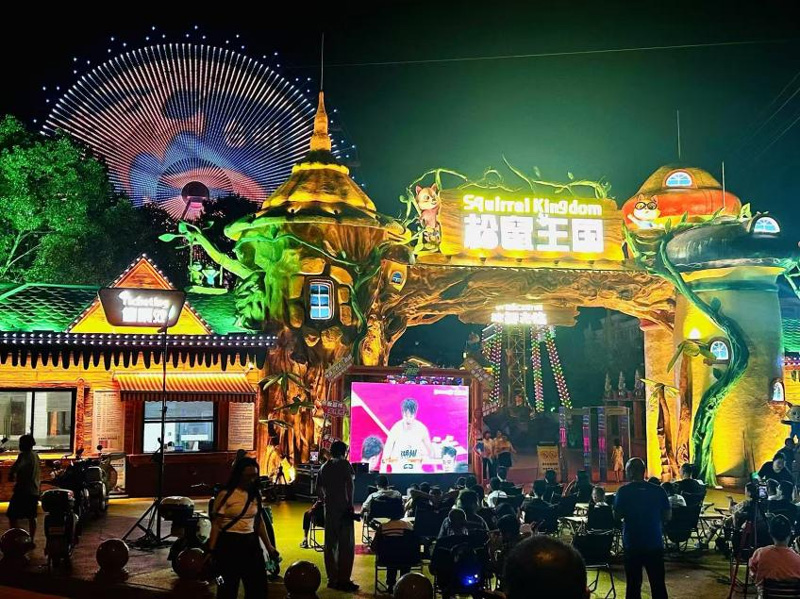 村民露天觀看賽事。路橋街道供圖