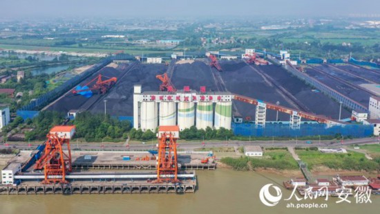 俯瞰裕溪口煤港。人民網 陳若天攝