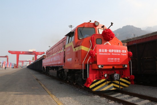 2015年12月13日，首班中哈（連云港）物流基地中歐班列緩緩駛出鐵路專用線。連云港港口集團供圖
