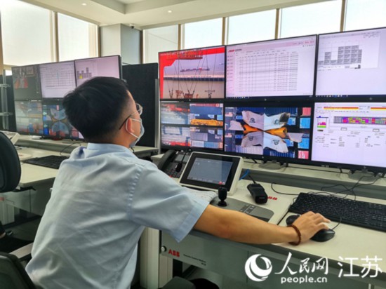太倉港的遠控員通過調度系統進行自動化設備調度工作。人民網 張瀚天攝