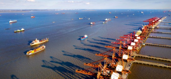 太倉港口四期碼頭內，貨運船只來往?？?。江蘇太倉港口管委會供圖