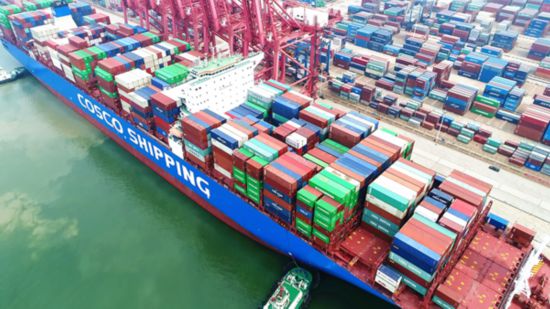 連云港港內，萬噸巨輪?？?。連云港港供圖