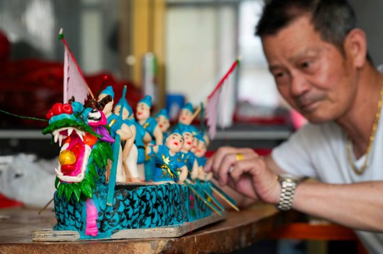 楊云友制作完成了一艘長1米的瑞安傳統龍舟。孫凜攝