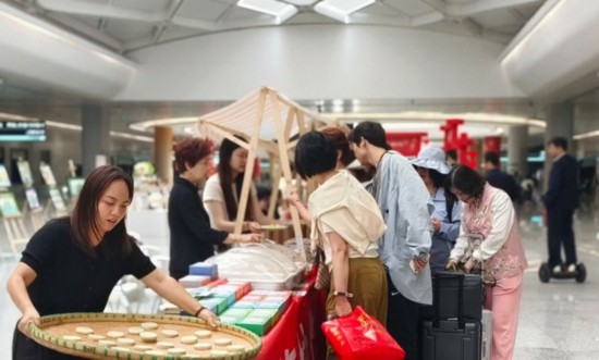 蕭山機場內的展銷會?？鲁菂^委宣傳部供圖