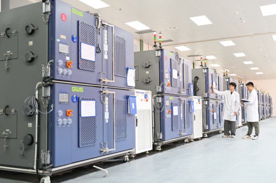 中國賽寶（東南）實驗室工作人員檢測試驗。劉言勇 攝