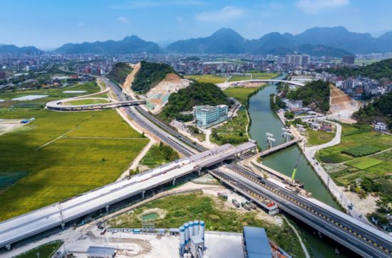 甬臺溫高速公路改擴建工程。柳市鎮供圖
