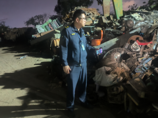 廢鐵、廢電動機等金屬廢品雜亂堆積