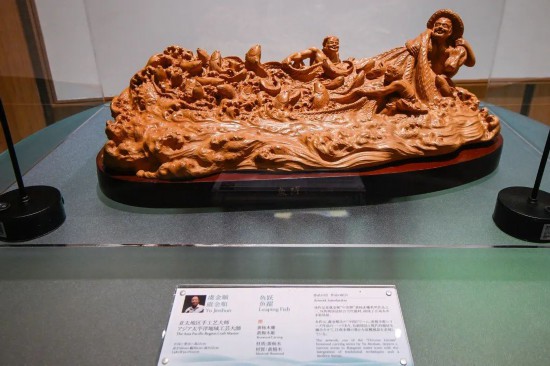 虞金順的樂清黃楊木雕作品《魚躍》。受訪者供圖