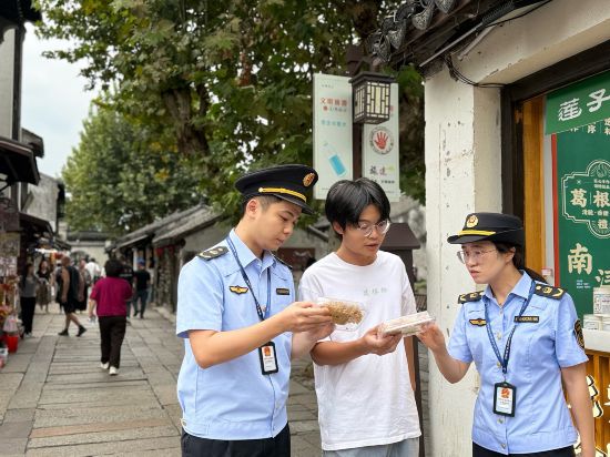 專項檢查行動現場。南潯區市場監管局供圖