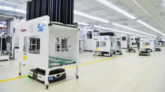 數百臺AGV小車在工廠內有序穿行。浙江移動供圖